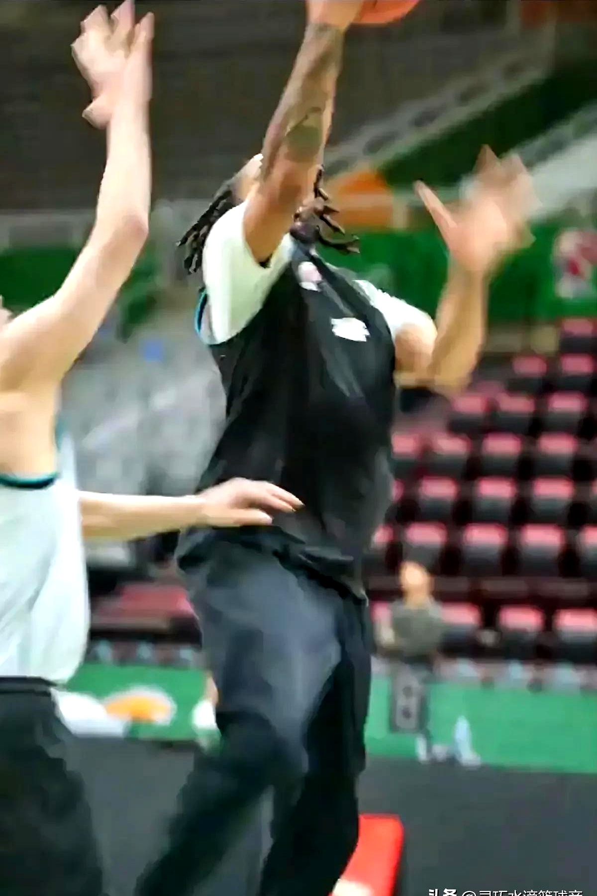 九游体育亚洲官网-关于比赛中球员身手敏捷，场面一度火爆的信息