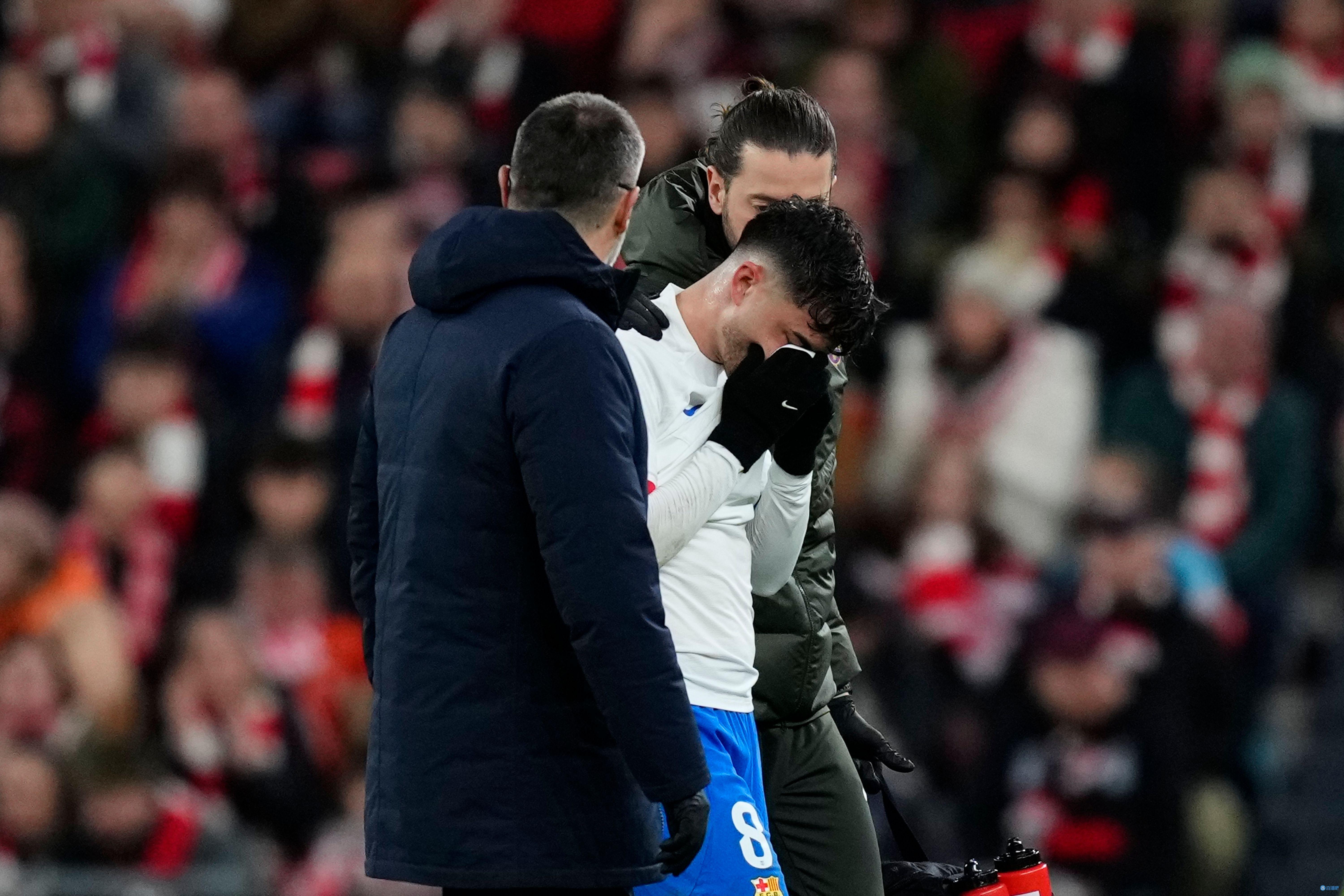 毕尔巴鄂队员比赛中意外受伤，医护人员紧急救助