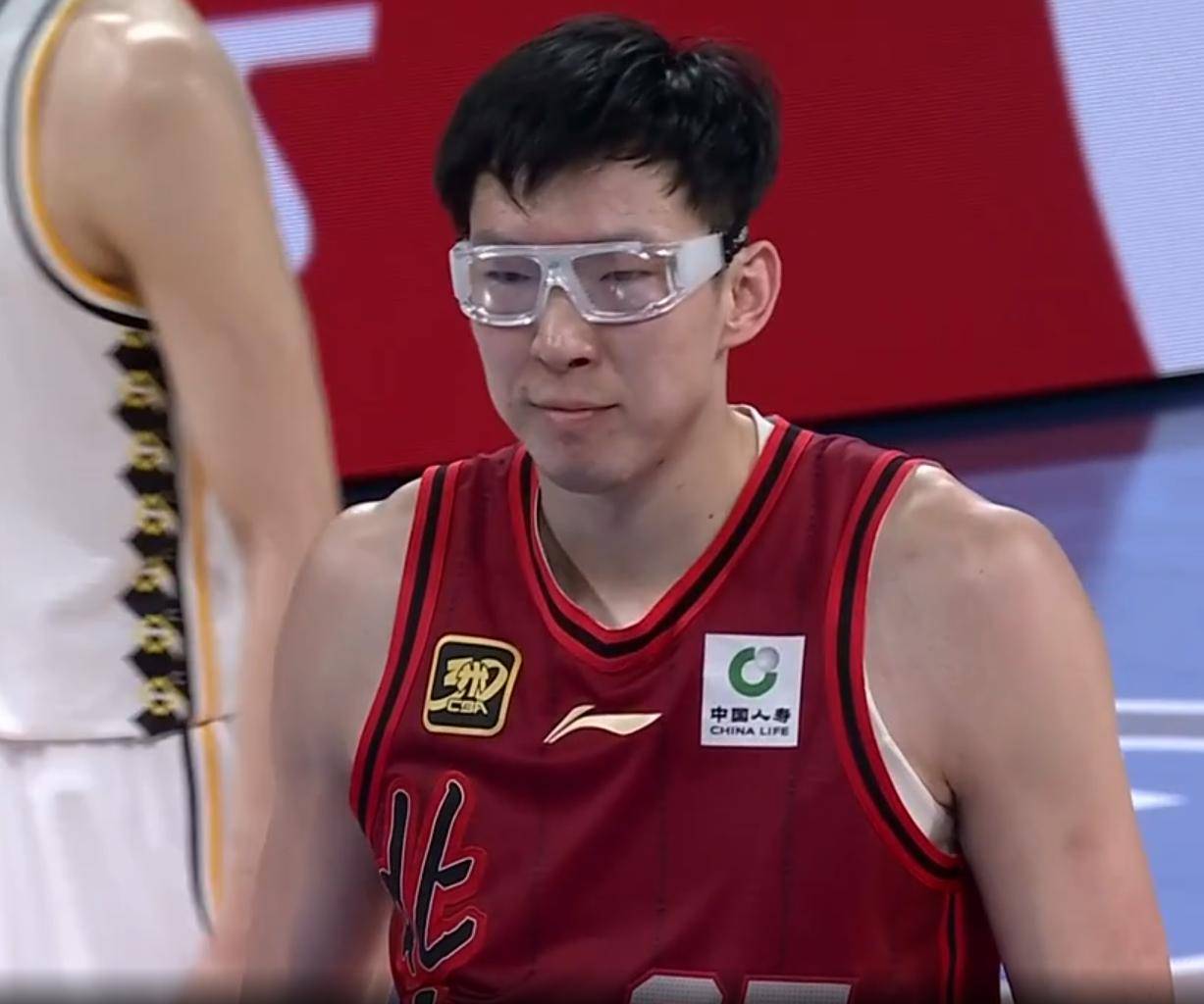 包含纽伦堡队员全力以赴，创下胜利的词条