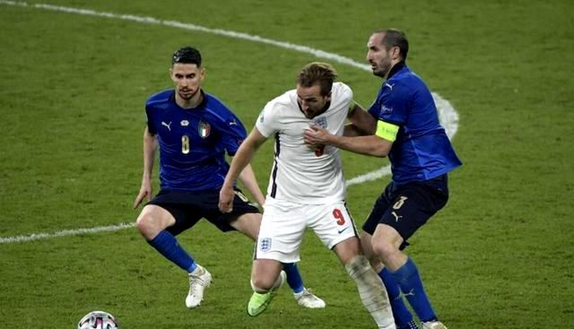 关于欧洲杯预选赛战况白热化，球迷热烈支持的信息