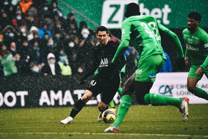 包含圣埃蒂安客场遭遇逆转积分下滑的词条