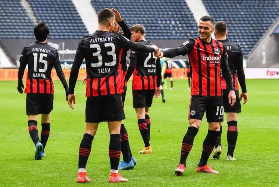 法兰克福球队在主场交战，夺得宝贵三分的简单介绍