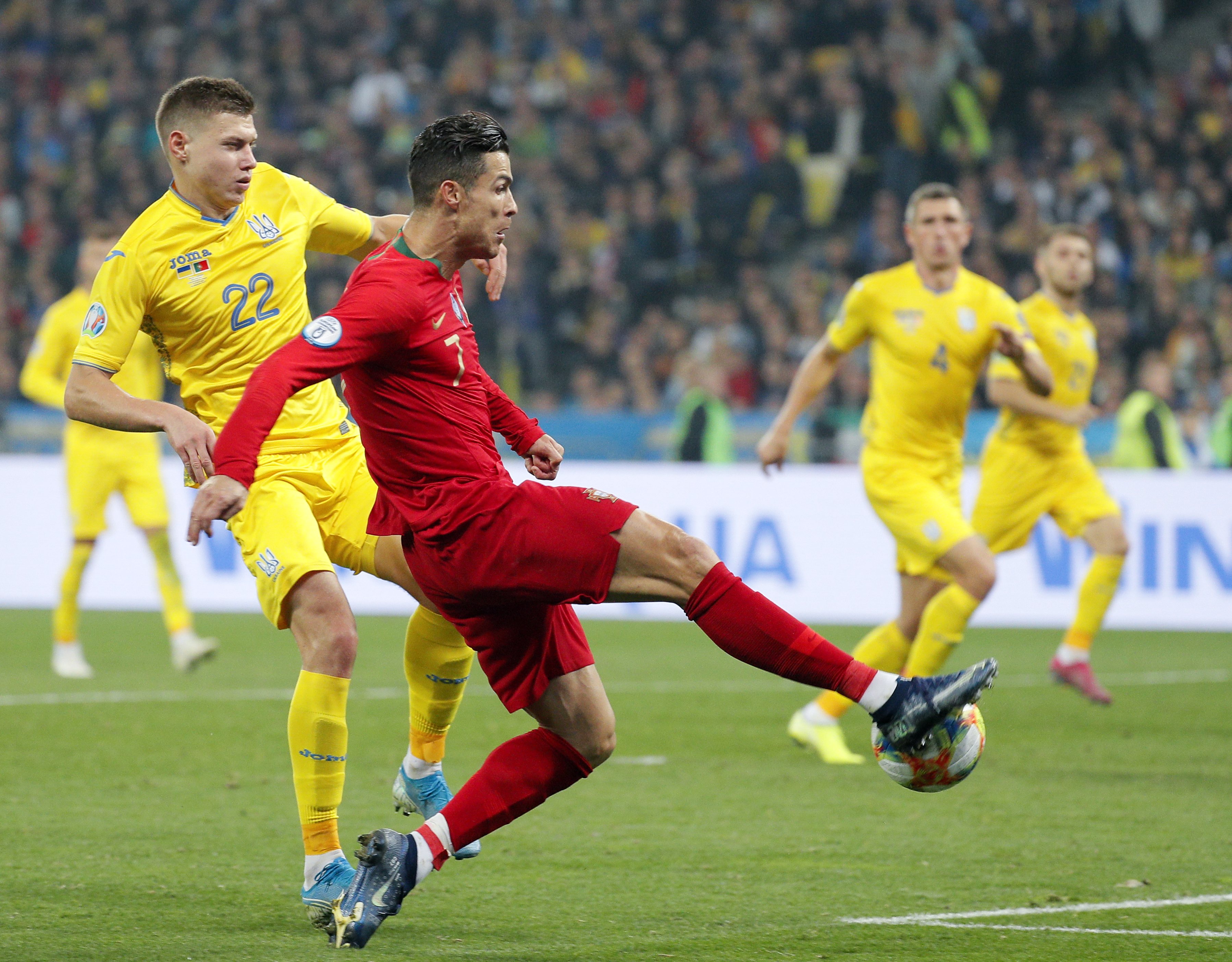 包含乌克兰国家队备战葡萄牙热身，决心竭尽全力的词条