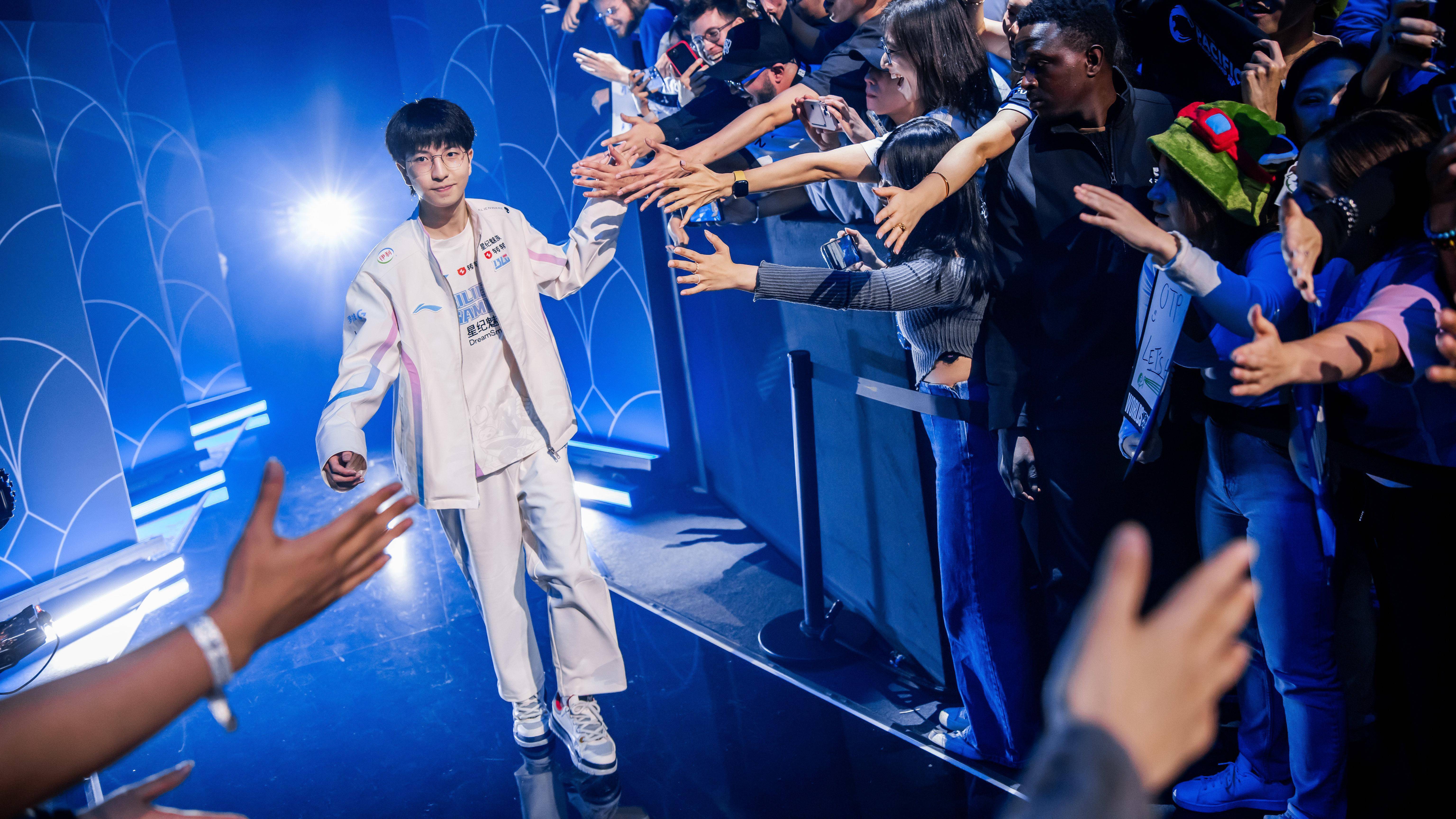 全华班之争：年轻球员崭露头角成球队亮点的简单介绍