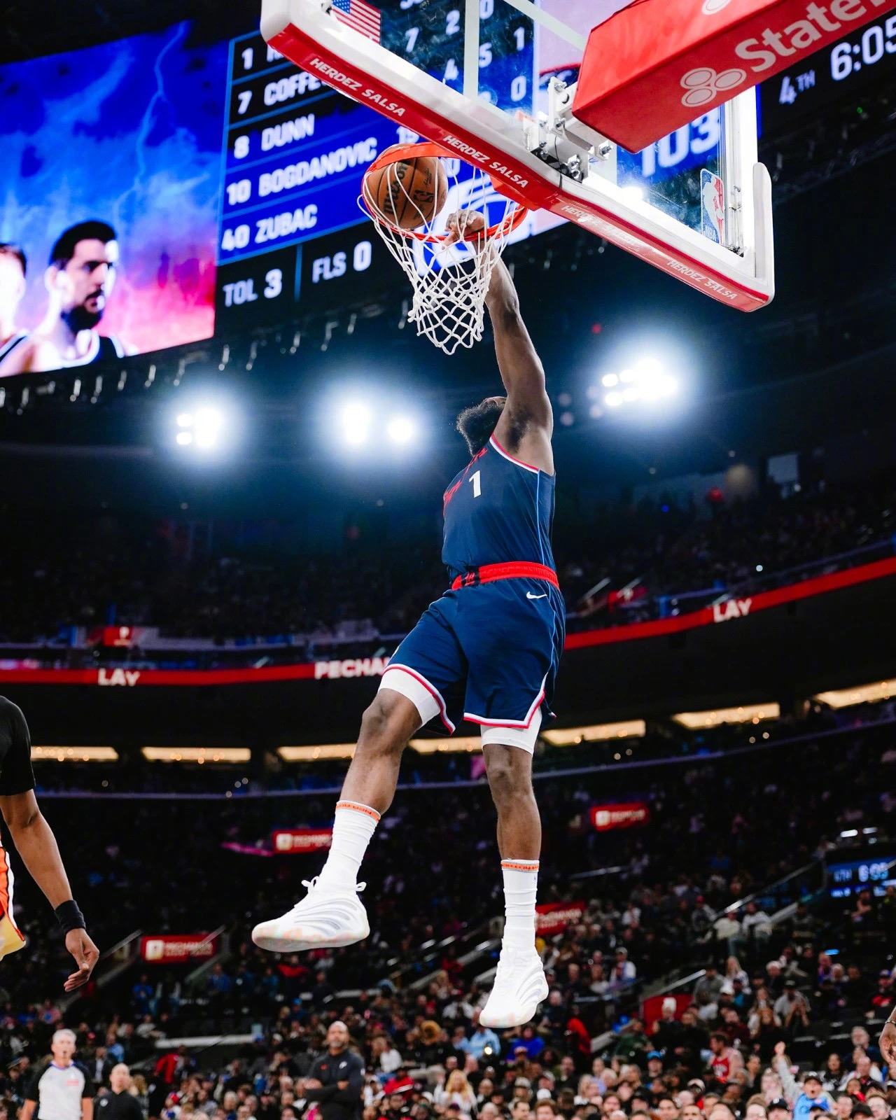 九游体育在线登录-猛龙负火箭，哈登神勇狂砍分，单挑对手