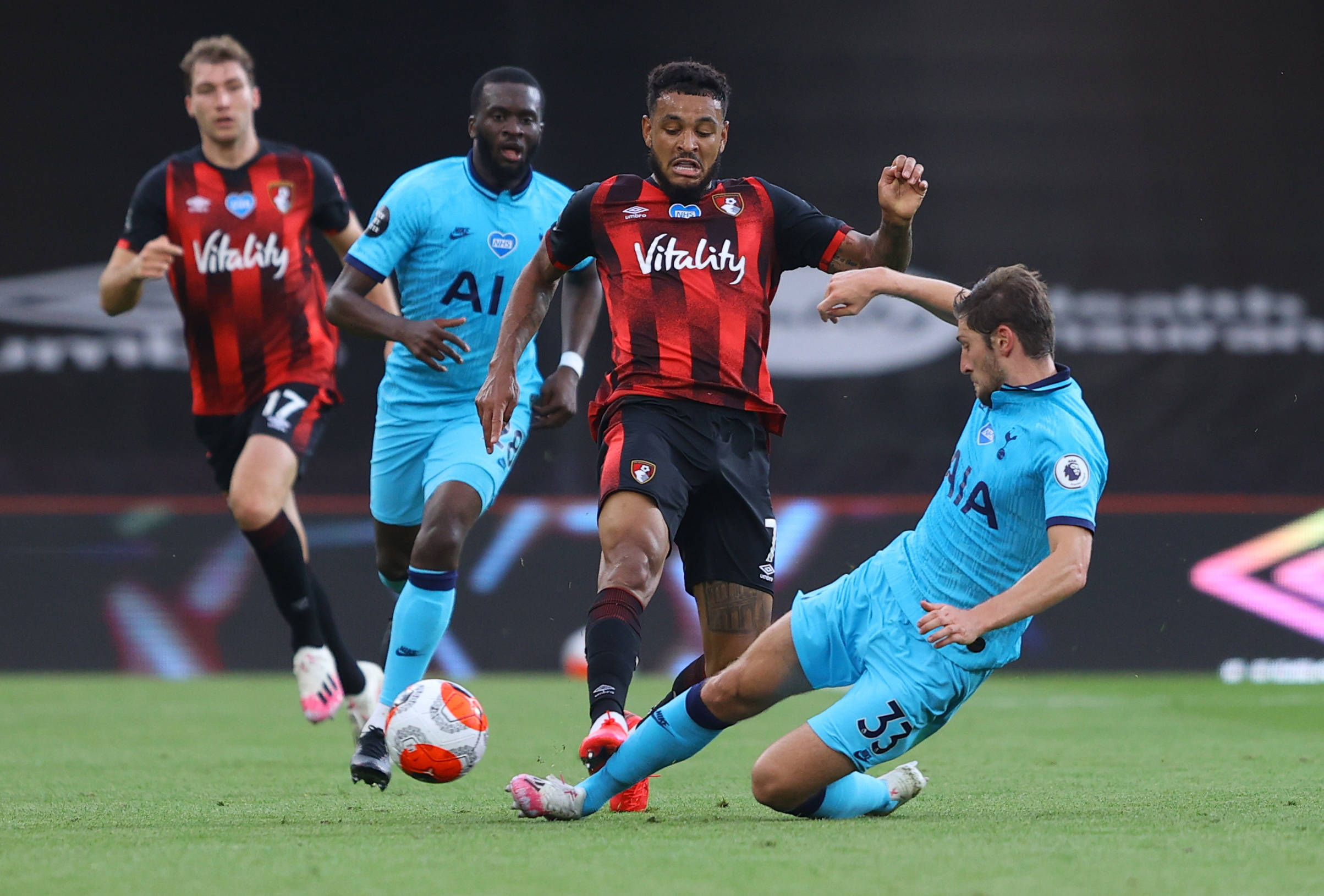 莱切斯特城客场逼平伯恩茅斯，稳居前列的简单介绍