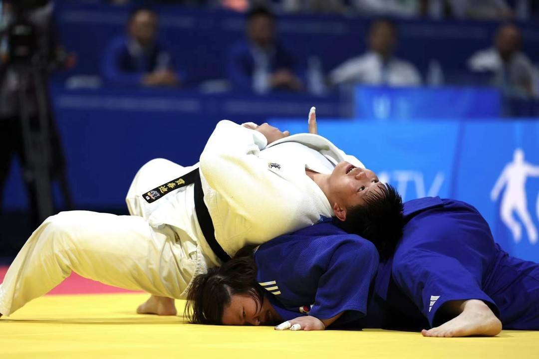 九游体育app下载-日本女子柔道运动员力克对手获金牌