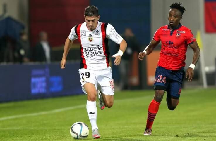 关于亚眠稳固防线，期待法甲胜利的信息